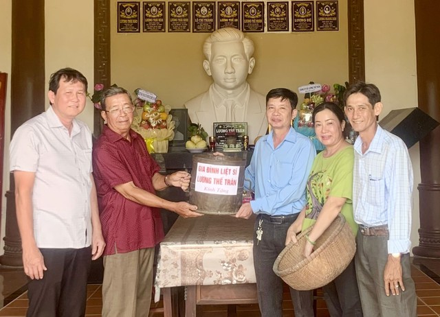 Gia đình liệt sĩ Lương Thế Trân hiến tặng "táo đong lúa" cho Bảo tàng Lúa nước Cà Mau- Ảnh 4.