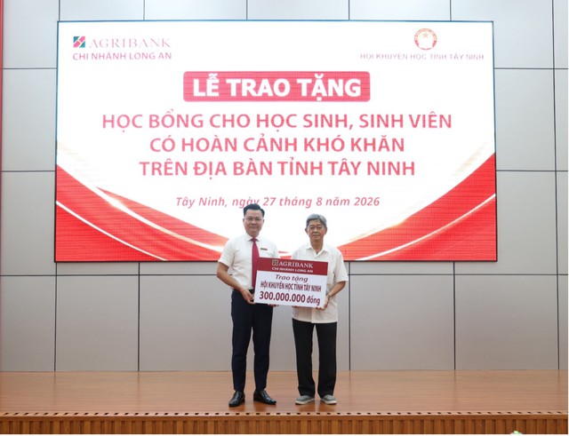 Agribank Chi nhánh Long An trao tặng học bổng cho học sinh, sinh viên có hoàn cảnh khó khăn tỉnh Tây Ninh- Ảnh 1.