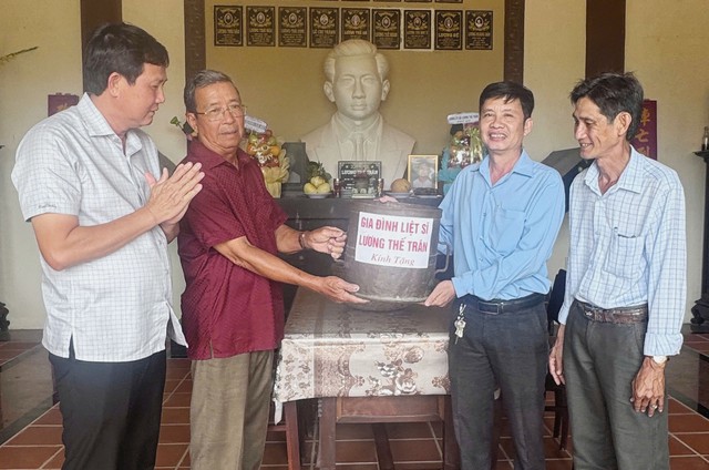 Gia đình liệt sĩ Lương Thế Trân hiến tặng "táo đong lúa" cho Bảo tàng Lúa nước Cà Mau- Ảnh 1.