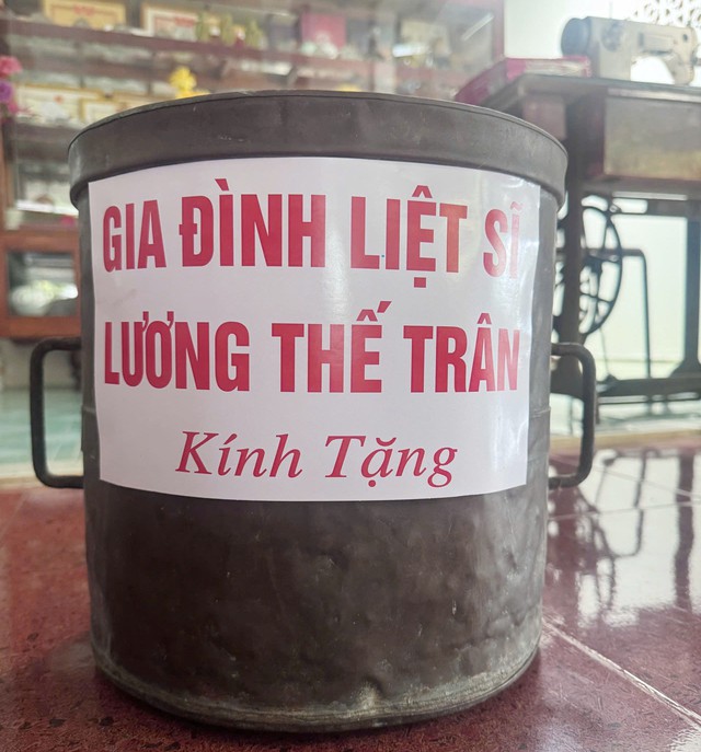 Gia đình liệt sĩ Lương Thế Trân hiến tặng "táo đong lúa" cho Bảo tàng Lúa nước Cà Mau- Ảnh 2.