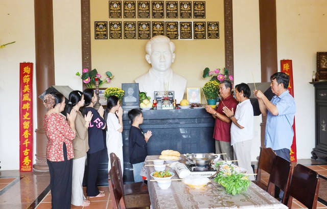 Gia đình liệt sĩ Lương Thế Trân hiến tặng "táo đong lúa" cho Bảo tàng Lúa nước Cà Mau- Ảnh 3.