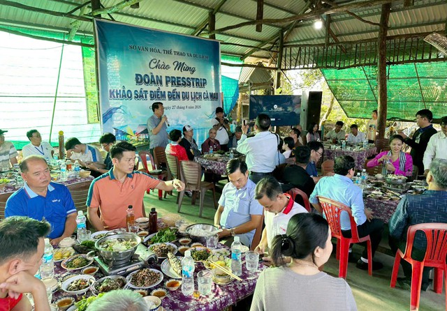Cà Mau tổ chức đoàn presstrip khảo sát điểm đến du lịch trên địa bàn tỉnh- Ảnh 1.