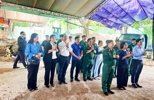 Hội Cựu chiến binh UBND TP.HCM: Trao quà cho lực lượng tìm kiếm, quy tập hài cốt Liệt sĩ- Ảnh 1.