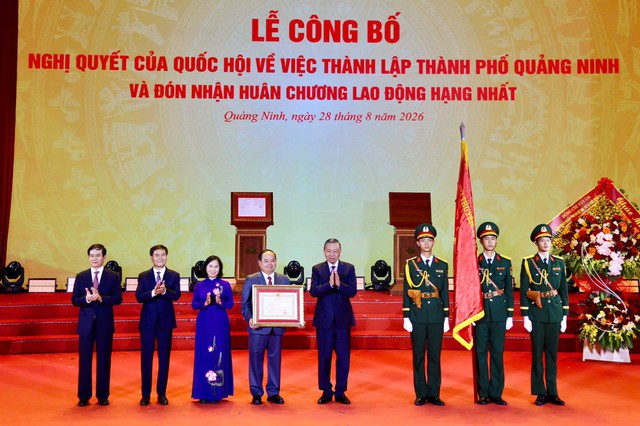 Tổng Bí thư, Chủ tịch nước Tô Lâm trao Nghị quyết của Quốc hội thành lập thành phố Quảng Ninh- Ảnh 3.