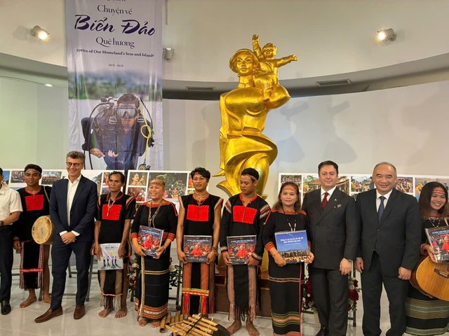 Nghệ sĩ nhiếp ảnh Nguyễn Á kể "Chuyện về Biển đảo Quê hương"- Ảnh 2.