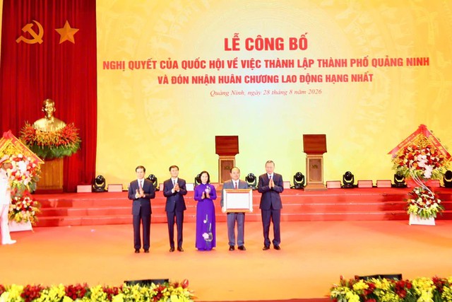 Tổng Bí thư, Chủ tịch nước Tô Lâm trao Nghị quyết của Quốc hội thành lập thành phố Quảng Ninh- Ảnh 2.