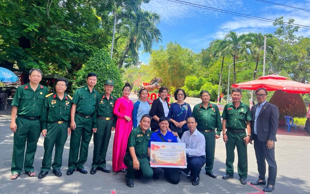 Hội Cựu chiến binh UBND TP.HCM: Trao quà cho lực lượng tìm kiếm, quy tập hài cốt Liệt sĩ- Ảnh 3.