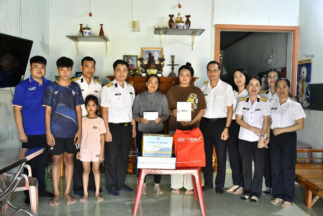 Lữ đoàn 167 thăm, tặng quà con ngư dân dịp năm học mới- Ảnh 1.
