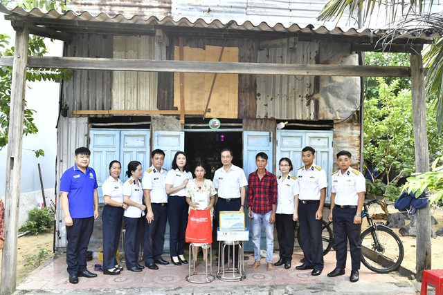 Lữ đoàn 167 thăm, tặng quà con ngư dân dịp năm học mới- Ảnh 2.
