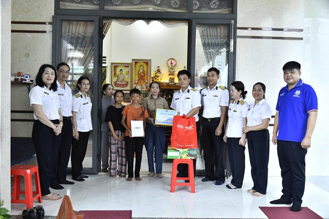 Lữ đoàn 167 thăm, tặng quà con ngư dân dịp năm học mới- Ảnh 3.