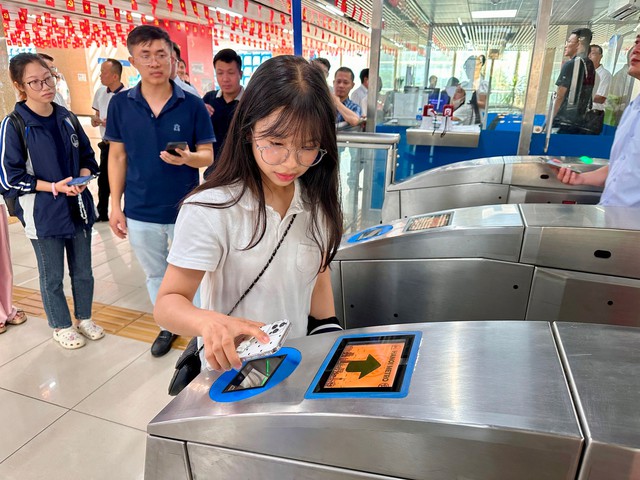 Từ 1/9 Hà Nội sẽ áp dụng vé điện tử liên thông giữa xe buýt và metro- Ảnh 1.
