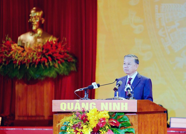 Tổng Bí thư, Chủ tịch nước Tô Lâm trao Nghị quyết của Quốc hội thành lập thành phố Quảng Ninh- Ảnh 1.