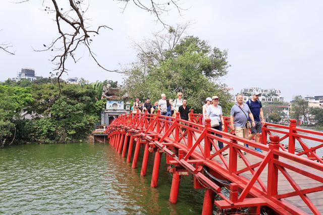 Gần 14 triệu lượt khách quốc tế đến Việt Nam trong 7 tháng- Ảnh 1.