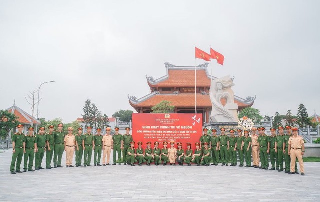 Đoàn công tác Cụm Thi đua số 3 - Công an TP Hà Nội tri ân Anh hùng liệt sĩ Bùi Thị Cúc- Ảnh 2.