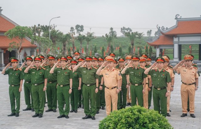 Đoàn công tác Cụm Thi đua số 3 - Công an TP Hà Nội tri ân Anh hùng liệt sĩ Bùi Thị Cúc- Ảnh 1.