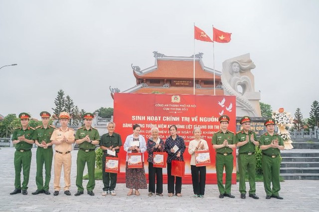 Đoàn công tác Cụm Thi đua số 3 - Công an TP Hà Nội tri ân Anh hùng liệt sĩ Bùi Thị Cúc- Ảnh 3.