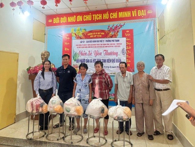 Phường Phú Thạnh: Tặng quà người dân và học sinh hoàn cảnh khó khăn - Ảnh 1.