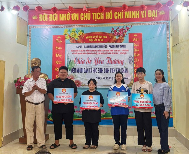 Phường Phú Thạnh: Tặng quà người dân và học sinh hoàn cảnh khó khăn - Ảnh 2.