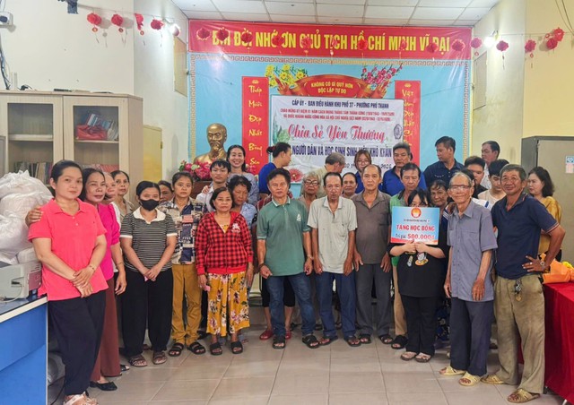 Phường Phú Thạnh: Tặng quà người dân và học sinh hoàn cảnh khó khăn - Ảnh 3.