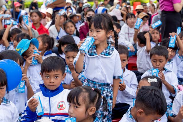 50 năm Vinamilk: Bền bỉ chăm sóc nền tảng cho thế hệ Việt Nam tương lai - Ảnh 7.