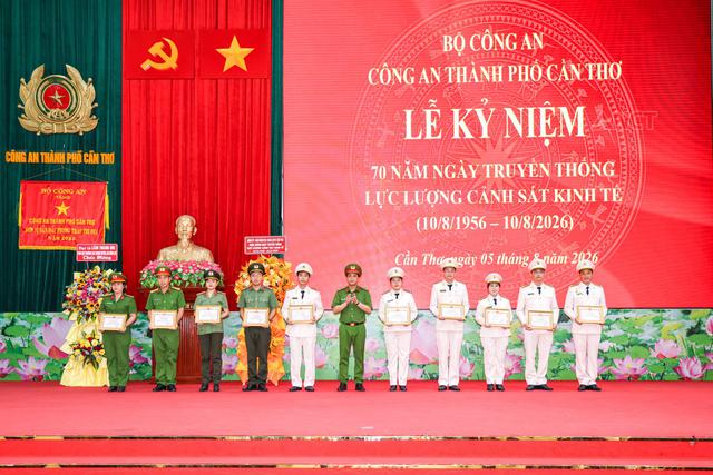 Tự hào 70 năm truyền thống lực lượng Cảnh sát kinh tế - Bản lĩnh, trách nhiệm, vì Nhân dân phục vụ- Ảnh 5.