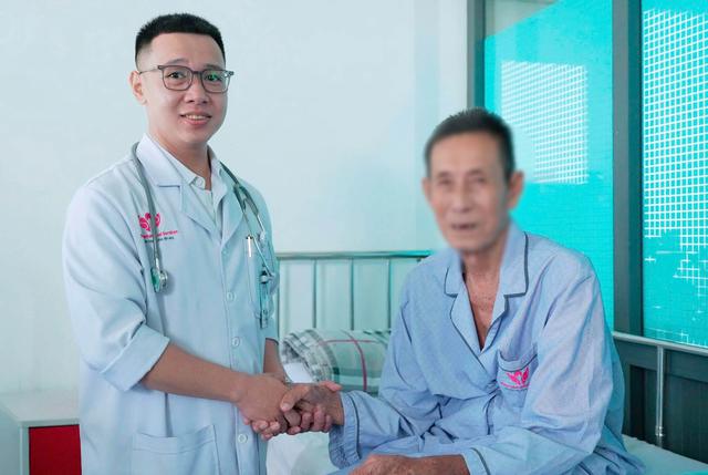 Kỹ thuật tắc mạch tuyến tiền liệt cứu cụ ông bí tiểu nhiều tháng- Ảnh 1.