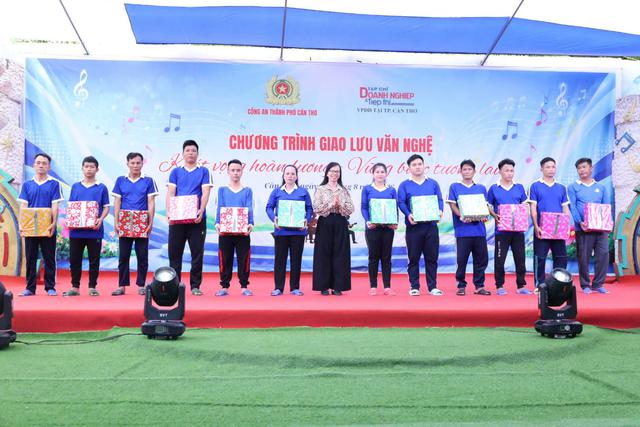 Chương trình giao lưu văn nghệ "Khát vọng hoàn lương - Vững bước tương lai" - Ảnh 5.