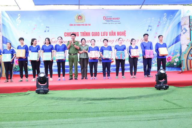 Chương trình giao lưu văn nghệ "Khát vọng hoàn lương - Vững bước tương lai" - Ảnh 6.