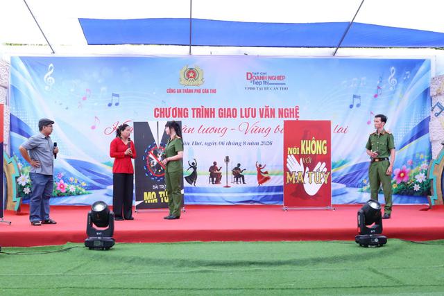Chương trình giao lưu văn nghệ "Khát vọng hoàn lương - Vững bước tương lai" - Ảnh 12.