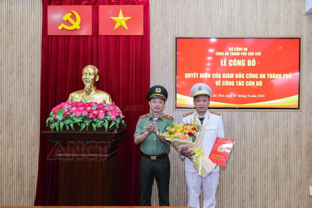 Công an TP Cần Thơ công bố quyết định bổ nhiệm Trưởng phòng Quản lý xuất nhập cảnh- Ảnh 2.