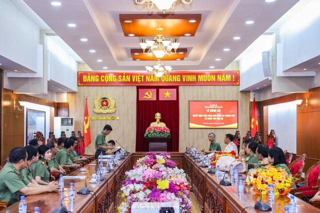 Công an TP Cần Thơ công bố quyết định bổ nhiệm Trưởng phòng Quản lý xuất nhập cảnh- Ảnh 1.