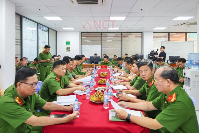 Công an TP Cần Thơ triển khai phương án chữa cháy, cứu nạn, cứu hộ tại Chung cư Hồng Loan 5C - Ảnh 1.