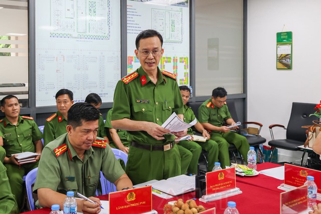 Công an TP Cần Thơ triển khai phương án chữa cháy, cứu nạn, cứu hộ tại Chung cư Hồng Loan 5C - Ảnh 4.