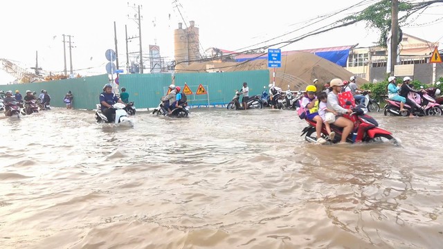 Công an Cần Thơ hỗ trợ người dân đi lại an toàn trong triều cường- Ảnh 1.