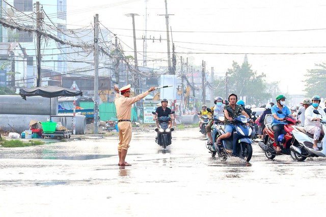 Công an Cần Thơ hỗ trợ người dân đi lại an toàn trong triều cường- Ảnh 4.