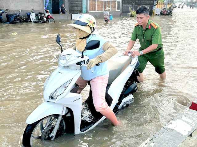 Công an Cần Thơ hỗ trợ người dân đi lại an toàn trong triều cường- Ảnh 5.