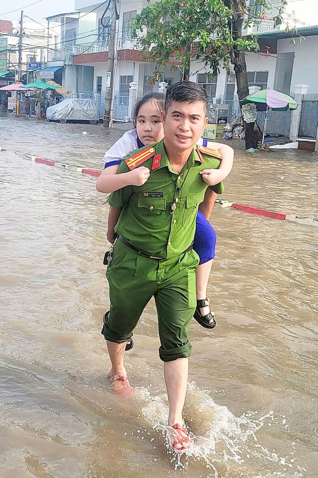 Công an Cần Thơ hỗ trợ người dân đi lại an toàn trong triều cường- Ảnh 6.