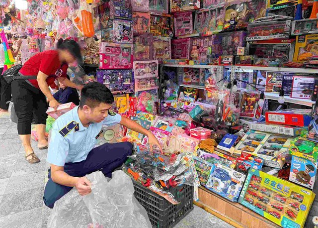 Quản lý thị trường Hà Nội xử lý hơn 4.000 vụ vi phạm trong 8 tháng- Ảnh 1.