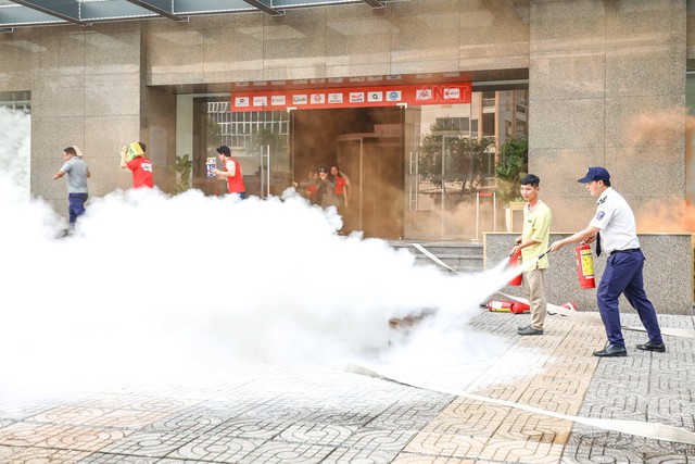 Công an TP Cần Thơ diễn tập phương án chữa cháy, CNCH tại TTTM Vincom và Khách sạn Sheraton- Ảnh 2.