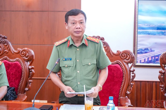 Công an TP Cần Thơ tiếp Đoàn kiểm tra công tác quản lý xuất nhập cảnh của Bộ Công an - Ảnh 2.
