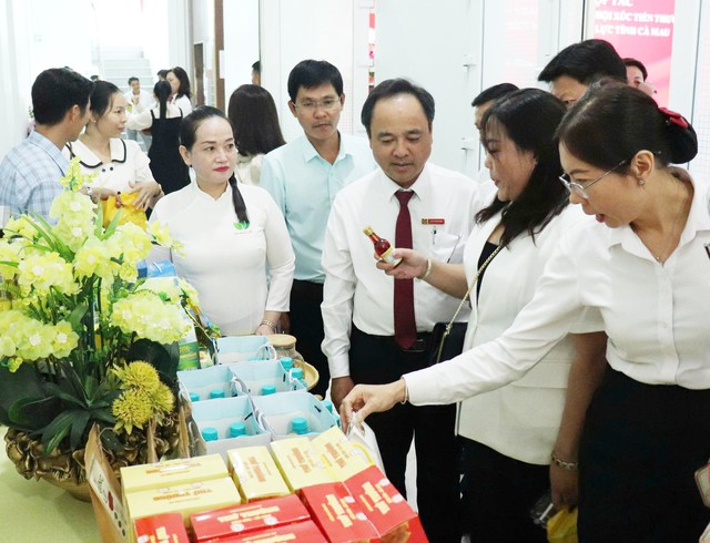 Agribank CN Cà Mau và Hội Xúc tiến Thương mại và Phát triển nguồn nhân lực tỉnh ký kết thoả thuận hợp tác- Ảnh 4.