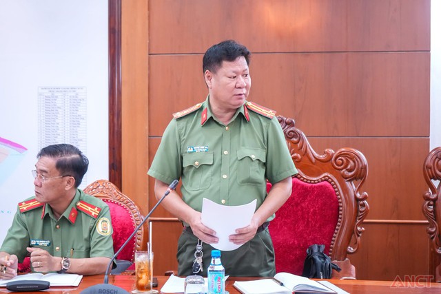 Công an TP Cần Thơ tiếp Đoàn kiểm tra công tác quản lý xuất nhập cảnh của Bộ Công an - Ảnh 4.
