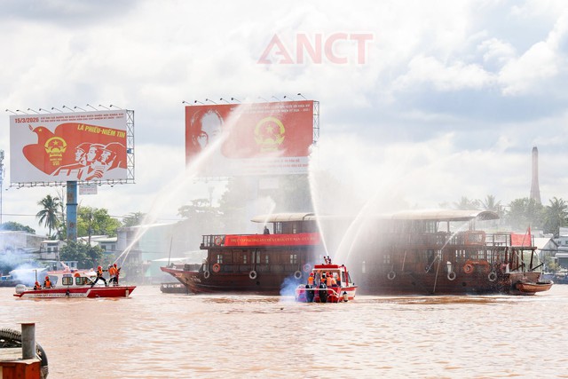 Công an TP Cần Thơ thực tập phương án chữa cháy, cứu nạn, cứu hộ trên sông Cần Thơ- Ảnh 6.