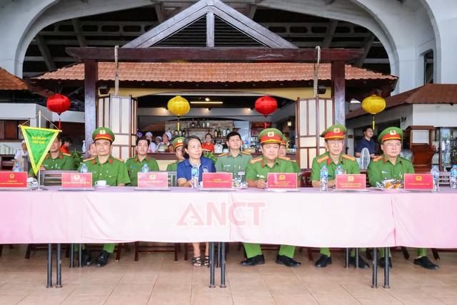 Công an TP Cần Thơ thực tập phương án chữa cháy, cứu nạn, cứu hộ trên sông Cần Thơ- Ảnh 1.