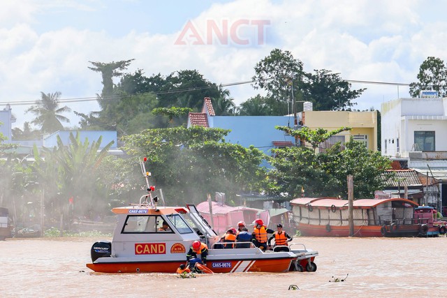 Công an TP Cần Thơ thực tập phương án chữa cháy, cứu nạn, cứu hộ trên sông Cần Thơ- Ảnh 3.