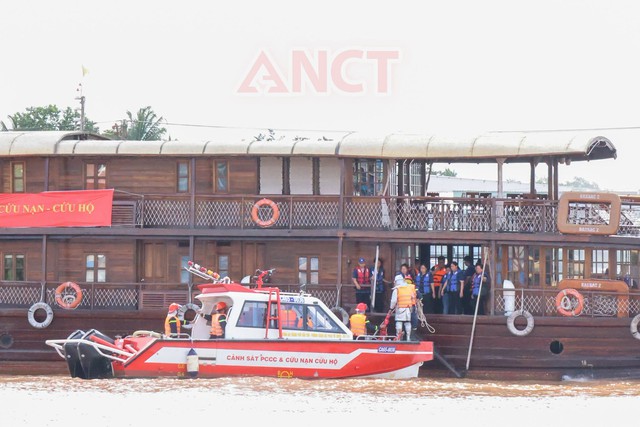 Công an TP Cần Thơ thực tập phương án chữa cháy, cứu nạn, cứu hộ trên sông Cần Thơ- Ảnh 4.