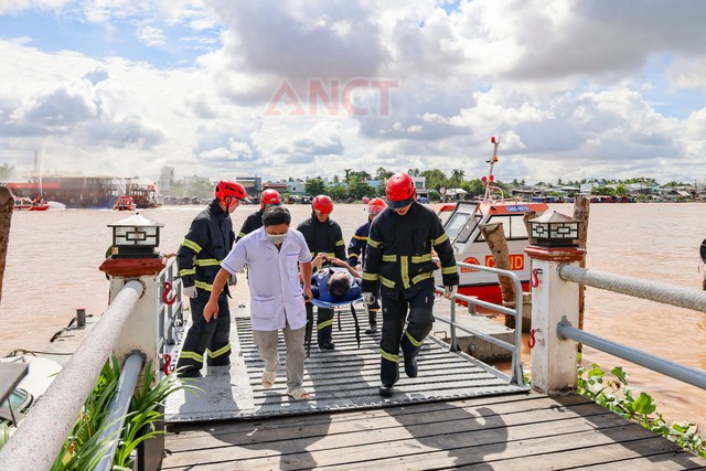 Công an TP Cần Thơ thực tập phương án chữa cháy, cứu nạn, cứu hộ trên sông Cần Thơ- Ảnh 5.