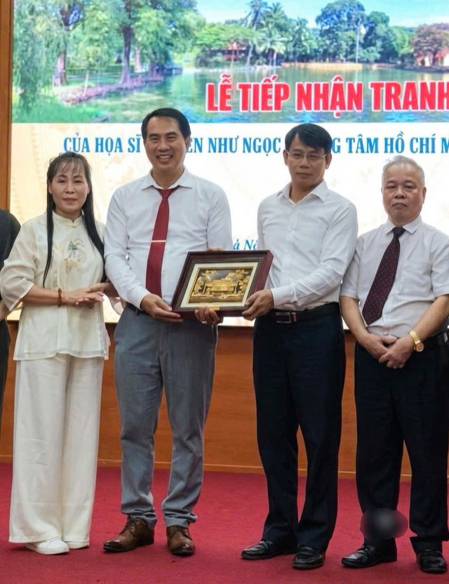Khu di tích Chủ tịch Hồ Chí Minh tại Phủ Chủ tịch:
Tổ chức Lễ tiếp nhận tranh của hoạ sĩ Nguyễn Như Ngọc - Ảnh 2.
