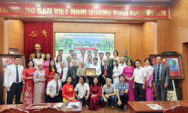 Khu di tích Chủ tịch Hồ Chí Minh tại Phủ Chủ tịch:
Tổ chức Lễ tiếp nhận tranh của hoạ sĩ Nguyễn Như Ngọc - Ảnh 3.