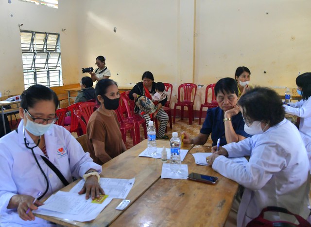 Ấm áp “Đêm hội Trăng rằm” và hành trình nghĩa tình nơi biên giới Bù Gia Mập - Ảnh 2.